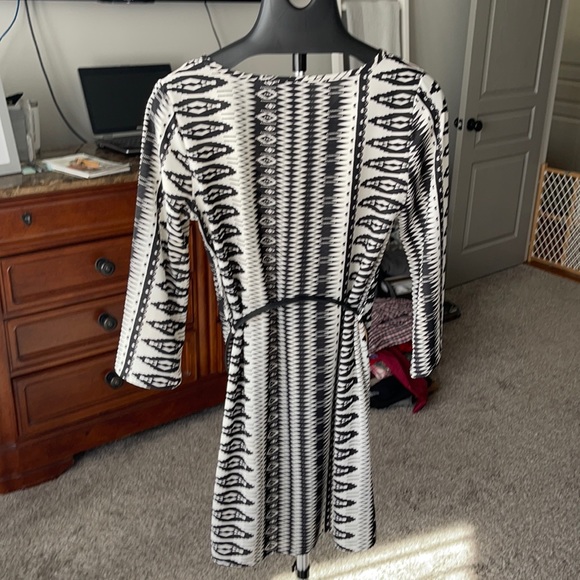 Lizard Thicket, black & white dress with sleeves. - Picture 2 of 3